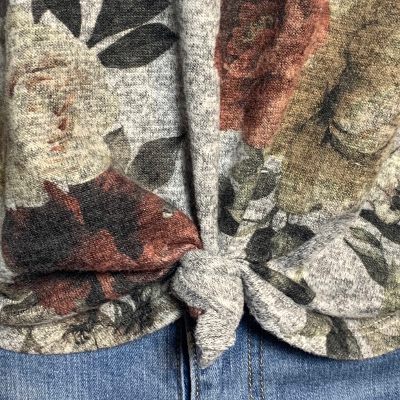 3/$30 Live in the Moment Grey Floral Sweater Sz S - Picture 8 of 11